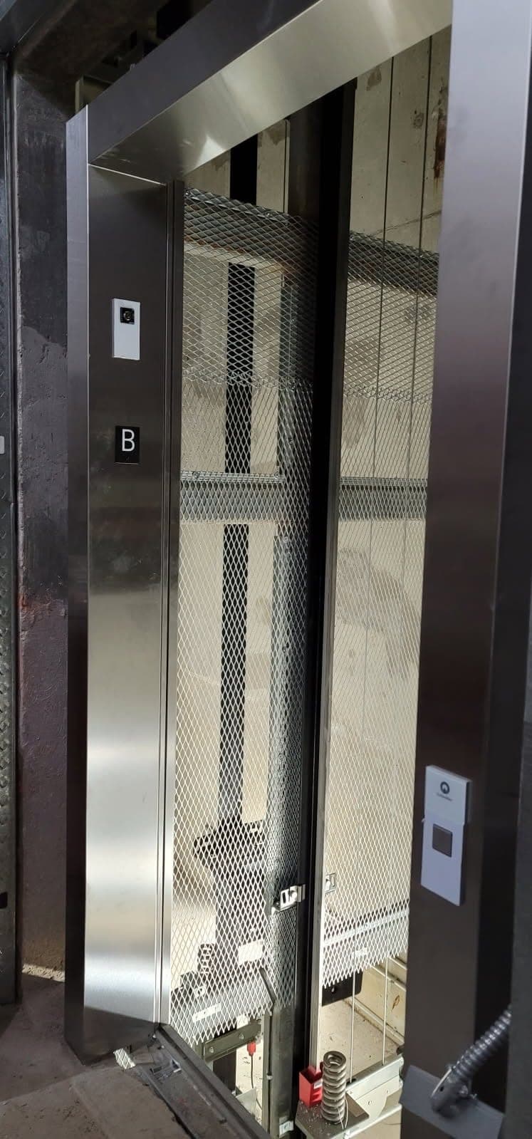 Elevator shaft guard structure, commercial building